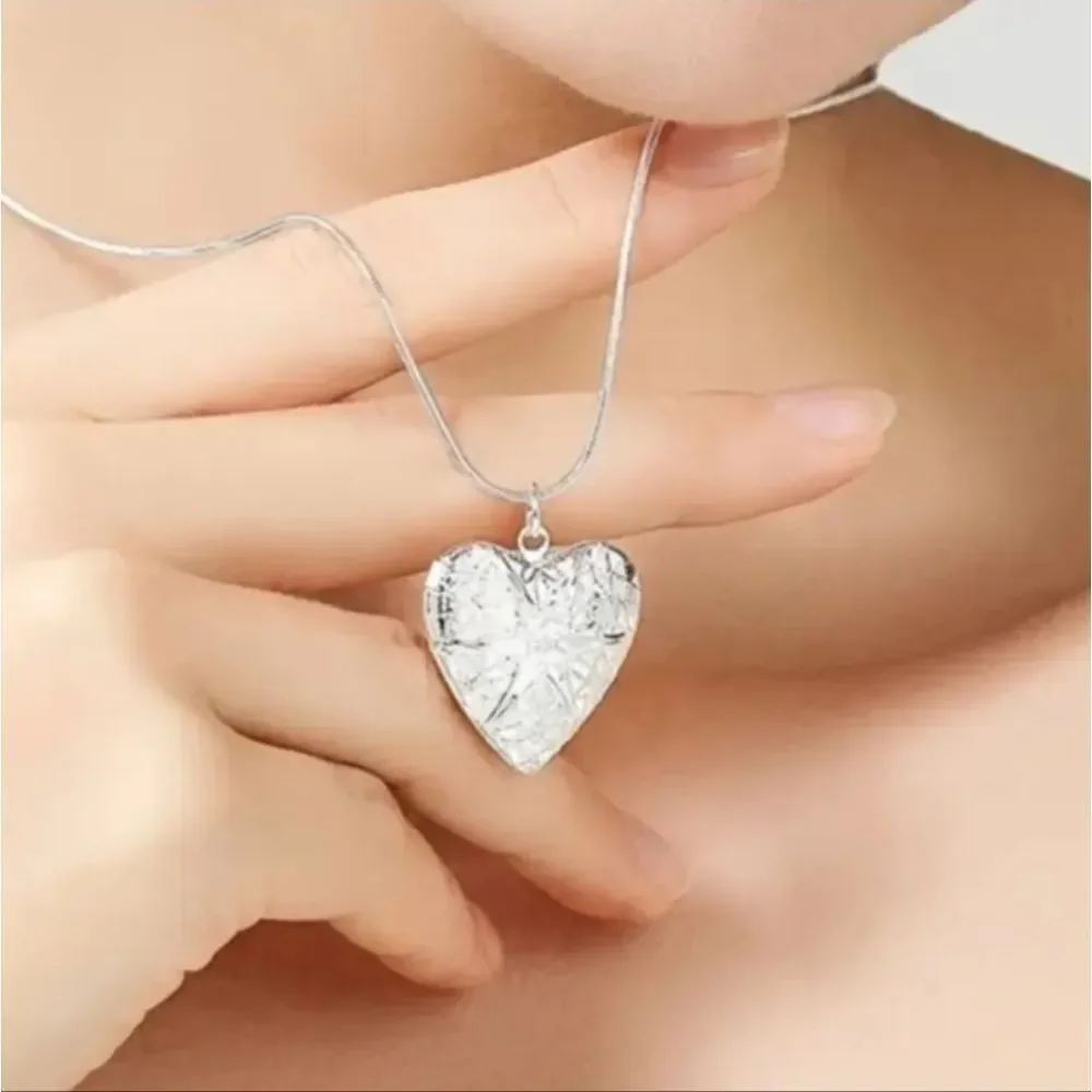 Elegant 925 Silver Heart Pendant Locket Necklace 22 Inches